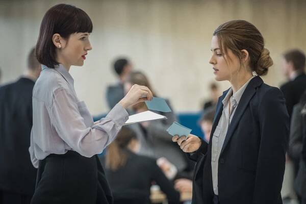 Já, společnice - Poprvé - Z filmu - Kate Lyn Sheil, Riley Keough
