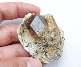 GRANÁT - ALMANDIN (krystal) - Granatenkogl, Obergurgl, Alpy, Rakousko - Minerály a zkameněliny