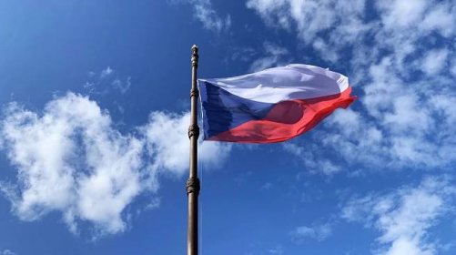 Česká vlajka oslavila sto let! Nebylo to s ní ale vždycky úplně jednoduché