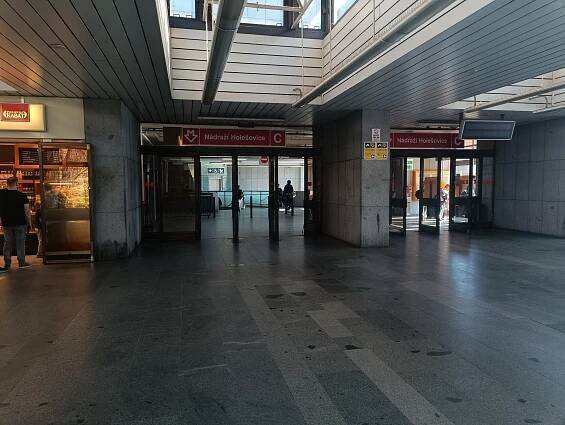 Fotogalerie • Nádraží Holešovice E7 (Zastávka tramvaje, autobusu, stanice metra C) • Mapy.com