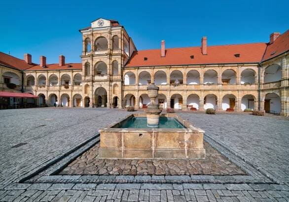 Hrady, zámky a jejich známí i neznámí stavitelé: od gotiky přes baroko až po secesi – Kudy z nudy 