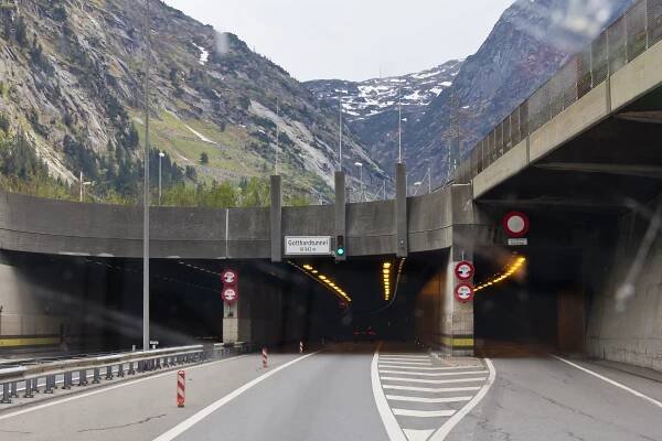 Přerušená silniční tepna pod Alpami. Švýcarsko uzavřelo Gotthardský tunel kvůli 25 metrů dlouhé prasklině