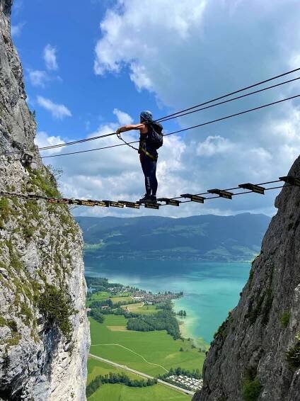 Lanový most je ikonickým místem feraty Drachenwand Klettersteig v Solné komoře. Salzkammergut, rakouské Alpy.