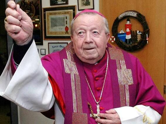 Fotogalerie: Druhý služebně nejstarší biskup světa Karel Otčenášek oslavil 1.května 2010 v Hradci Králové tři jub - Deník.cz