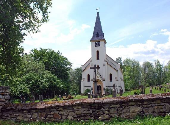Soubor:Zvonkova Kirche 2012.JPG
