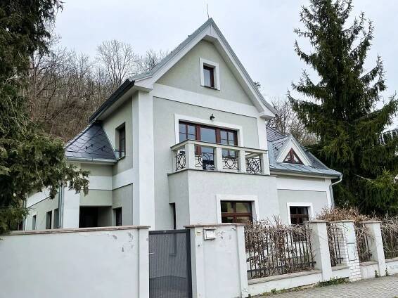 Roztoky: Tiché údolí vydalo skvost ukrytý století pod omítkou. Vily zde měl Hamburger