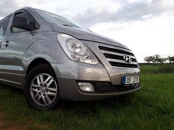 Dodávka pro náklad i minibus pro osm lidí? Ojetý Hyundai H-1 pořídíte za polovinu z ceny konkurentů a vydrží (skoro) všechno. Má jediné minus...