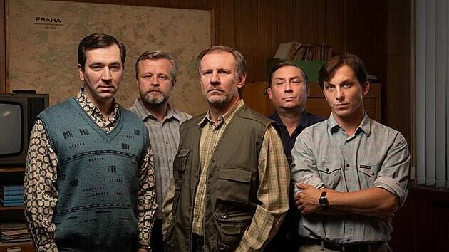 Ondřej Sokol, Vasil Fridrich, Martin Finger, Robert Mikluš a Kryštof Bartoš v seriálu Devadesátky (2022)