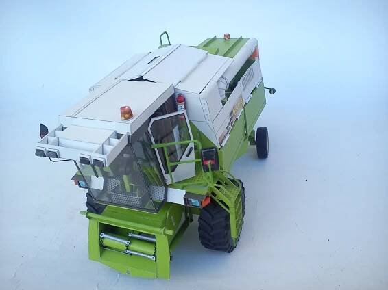Papierový model Kombajn E 524 Fortschritt