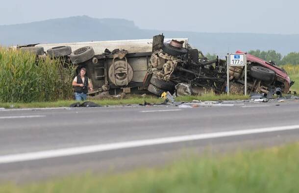 Tragická srážka autobusu a kamionu na Slovensku. Jeden mrtvý, přes 30 zraněných