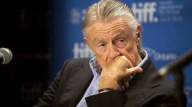 Zemřel Joel Schumacher. Tvůrce Batmana a Hráčů se smrtí podlehl vážné nemoci