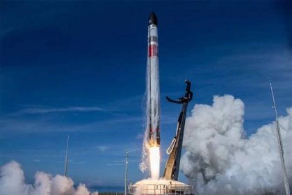 Rocket Lab chystá první start s obnoveným prvním stupněm rakety