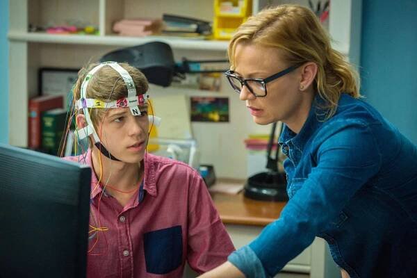 Pod kupolí - Epidemie - Z filmu - Colin Ford, Samantha Mathis