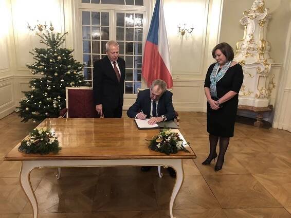 Zeman podepisoval a kritizoval: Cokoliv vychází ze Senátu, jest od ďábla