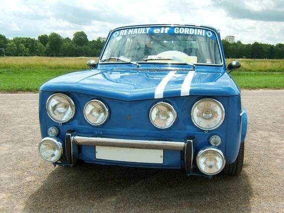 Renault R8 Gordini je vyhledávaným veteránem. Ve filmu ho řídili Delon a Ventura
