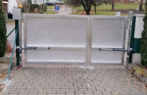 BJmetal.cz | posuvné pojezdové brány, zámečnictví a kovovovýroba