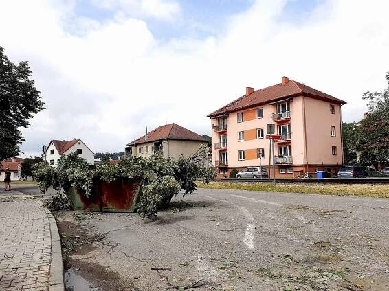 Luhačovicemi se ve čtvrtek prohnalo tornádo. nemělo takovou intenzitu jako na jižní Moravě, ale i zde způsobilo spoušť.