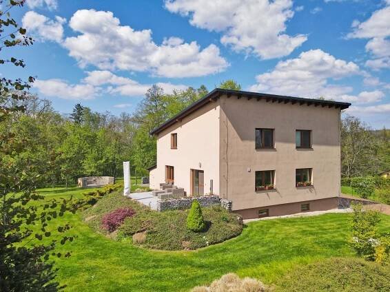 Prodej, RD 5+kk,180 m2, Třinec-Lyžbice. V zastoupení majitele bych Vám ráda představila a nabídla ke koupi RD ve městě Třinci, části Lyžbice. Jedná se o nemovitost ze 70tých let, která prošla v roce 2011 nákladnou rekonstrukcí. Došlo nejen ke změně dispozice vnitřního uspořádání domu, ale rovněž k celkové změně vzhledu RD, zcela nový tvar střechy, nové rozvody elektro, voda odpady. Jedná se