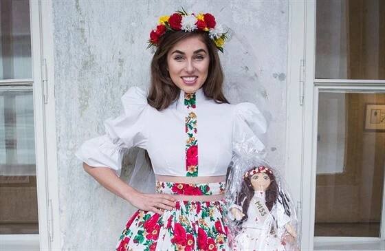 Česká Miss 2017 Michaela Habáňová v národním kostýmu od Barbory Hoškové
