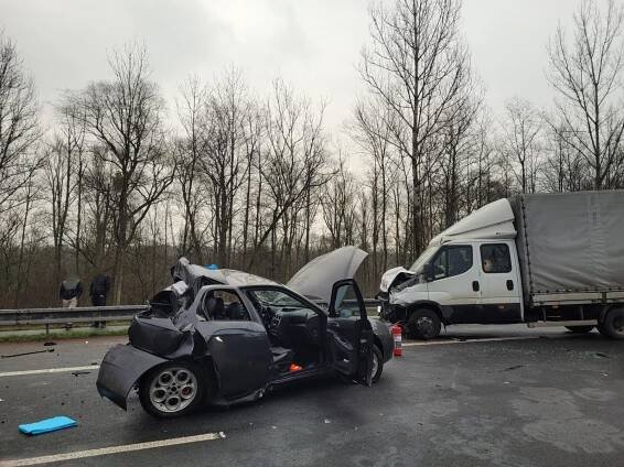 Srážka auta s dodávkou v Karviné. Muže s vážným zraněním transportoval vrtulník do nemocnice