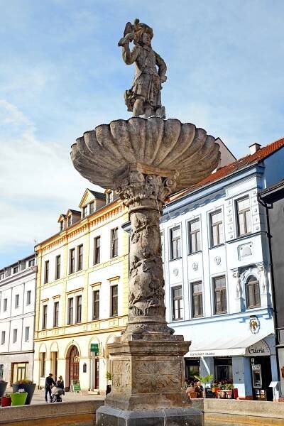 Soubor:Sokolov kašna se sokolníkem (3).jpg – Wikipedie