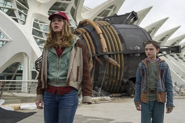 Britt Robertson, Raffey Cassidy - Země zítřka - Z filmu