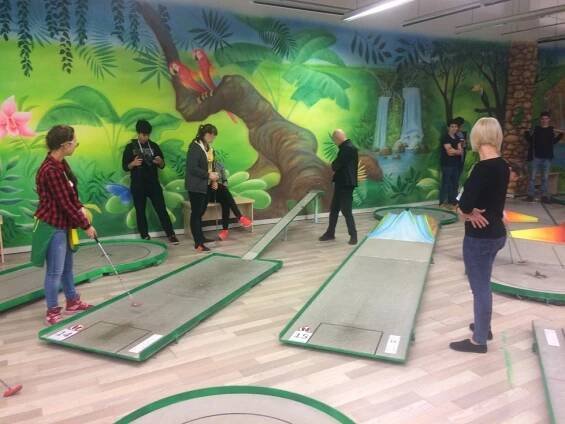 1766 školáků z Prahy 13 si zahrálo minigolf: Dostanou se do knihy rekordů