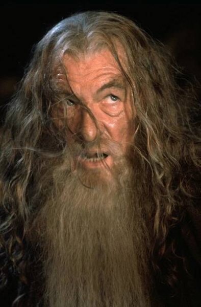 Láska s kolegou o 54 let mladším Gandalfovi nevyšla. Ian McKellen je single