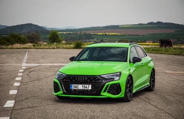 Nejnovější Audi RS 3 Sportback s pětiválcem s turbem je zelená šílenost za „rozumnou“ cenu