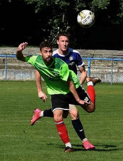 Fotbalisté Břeclavi (v modrém) nestačili na Vrchovinu.