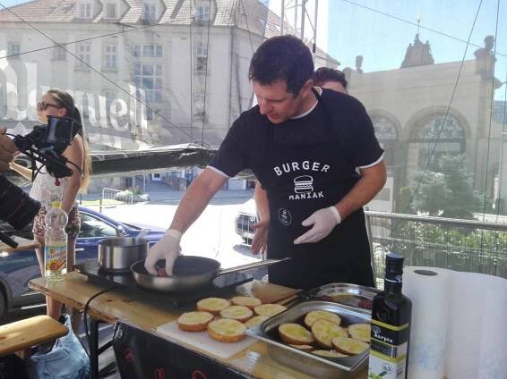 Plzeň jede burgery: největší putovní street food festival míří za brány pivovaru