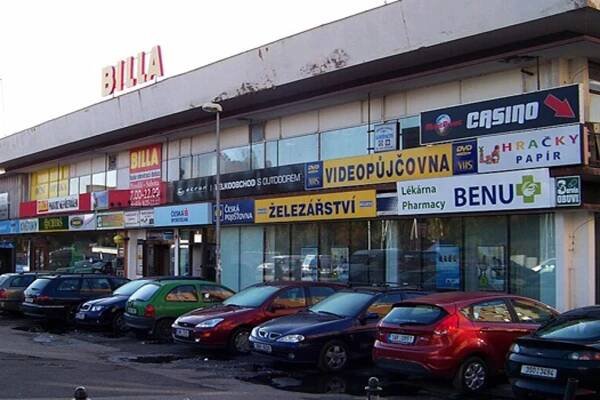 Pražská „sámoška“ byla chloubou socialismu. Teď obchodní dům Šárka chátrá a děsí