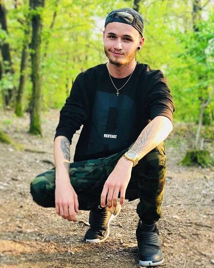 Vše od „EARTH“ - bio, diskografie, texty i merch