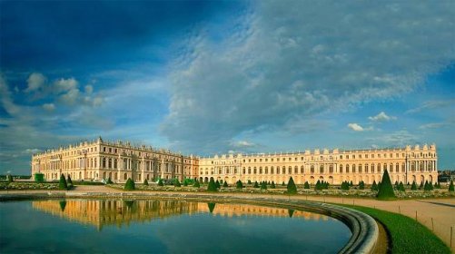 Zámek Versailles - centrální část a jižní křídlo zámku z Jižního parteru na začátku zahrad