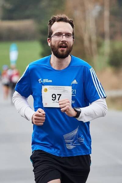 OBRAZEM: Běžci zaplnili Škodaland. Na Plzeňsku se opět běžel krajský půlmaraton