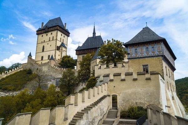 Rozbor: Nezapomenutelná noc na Karlštejně s mikrobusem - Cestování Mikrobusem