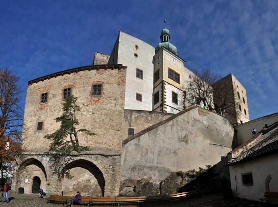 Fotogalerie Chřiby / Buchlovské hory (1): Kolem hradu Buchlova - Chřiby (Buchlovské hory): hrad Buchlov od vstupu - č. 764969
