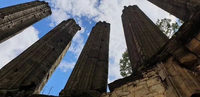 Soubor:Nedostavěný chrám v Panenském Týnci.jpg – Wikipedie