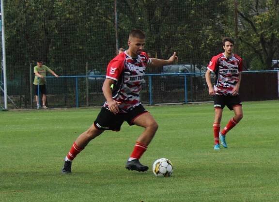 Fotbalisté Němčic (v černém) v 5. kole okresního přeboru OFS Kroměříž porazili Břest 4:0.
