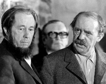 Alexandr Solženicyn (vlevo) s dalším spisovatelem Heinrichem Böllem v roce 1974.