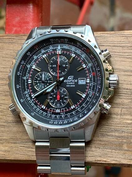 Casio Edifice EF-527D-1AVEF: esfera de piloto de cerca. 