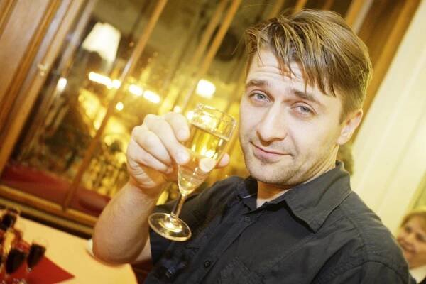 Na zdraví! Na úspěch premiéry si připíjí Josef Pejchal, foto Jiří Sejkora