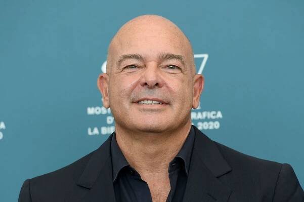 Syn Buda Spencera je tátovou mladší verzí. Nepěstuje si však přehazovačku, ale má úplně holou lebku