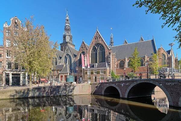 Nizozemsko Amsterdam, Oude Kerk from across the Oudezijds Voorburgwal canal