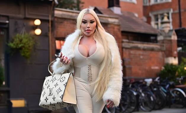 Proklatě hluboký výstřih a nový zadek v obepnutém outfitu. Barbie Jessica Alves i tak marně hledá pana Božského