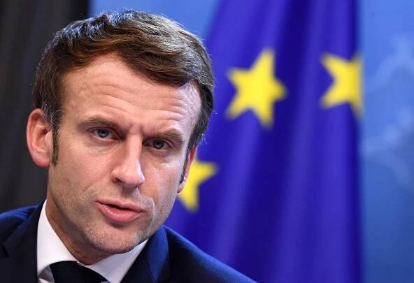 Macron chce vyhrať so silne proeurópskou kampaňou, môže sa mu to však skomplikovať