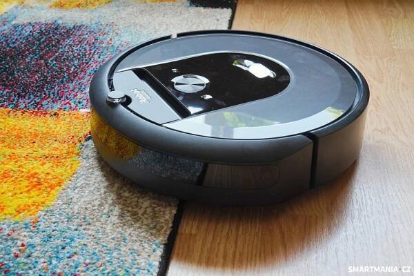 iRobot Roomba i8 Combo během vysávání
