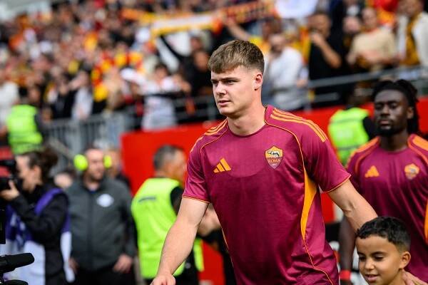 Evan Ferguson of AS Roma in a pre-match walkout.