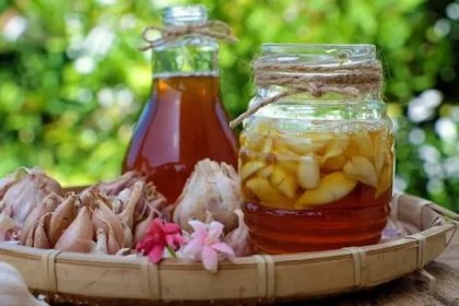 Přírodní lék je kombinací tří super potravin: česneku, medu a jablečného octa