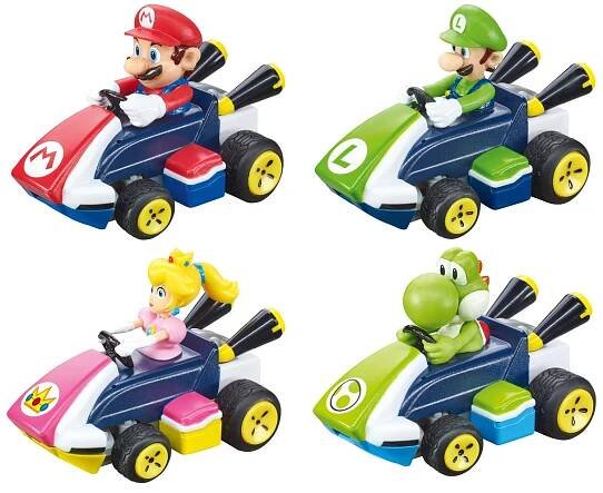 Mario, Luigi, Peach a Yoshi v závodních autech připraveni na závod.